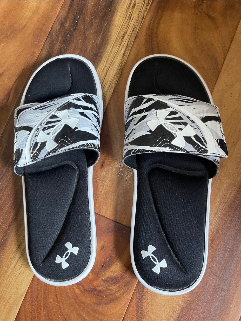 Under Armour Men's Gray And Black Slides. Good Condition. Size 20.
